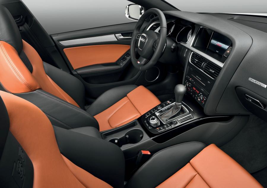 Интерьер Audi S5 Sportback 2010 года  (WW) (фото 6 из 23)